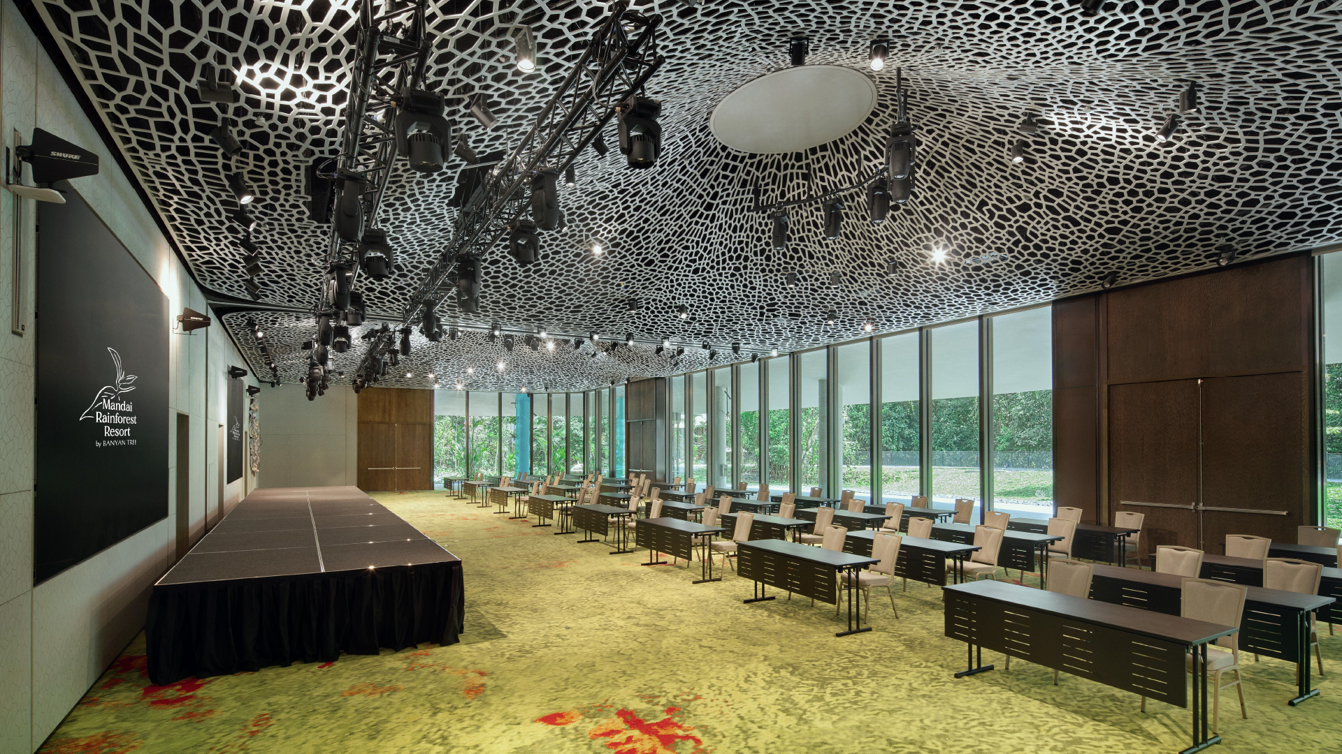 Transform your corporate meetings into unforgettable experiences with our state-of-the-art meeting rooms nestled within the lush greenery of Mandai Rainforest Resort by Banyan Tree.